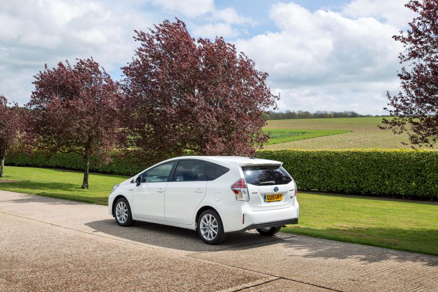  Toyota Prius + 2015 года  (UK) (фото 16 из 25)